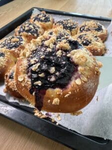 Cream-cheese boller med blåbær og crumble