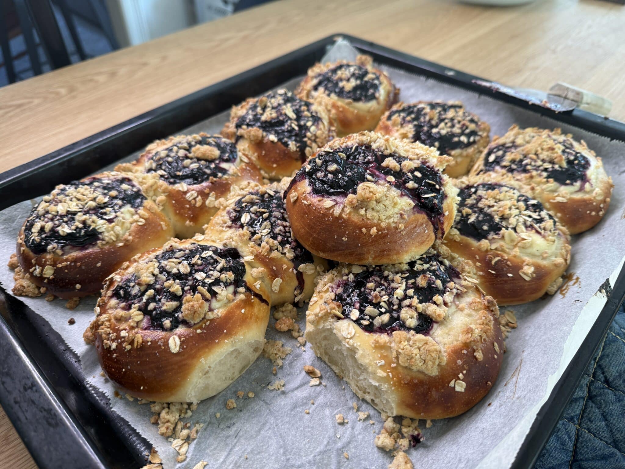 Cream-chease boller med blåbærmarmelade og crumble