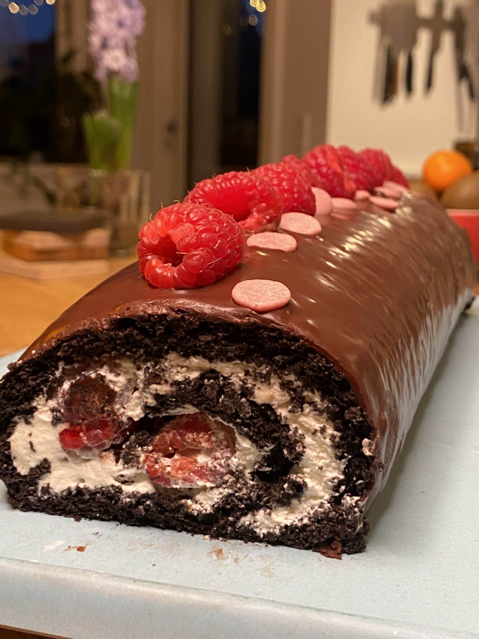 Chokoladeroulade med hindbær og fløde