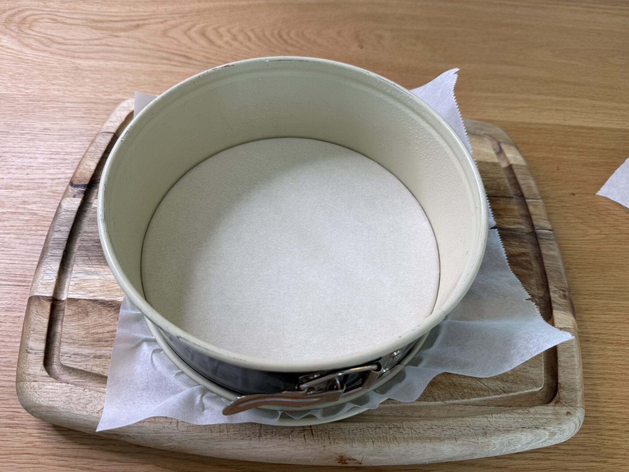 Kageform med bagepapir i bunden