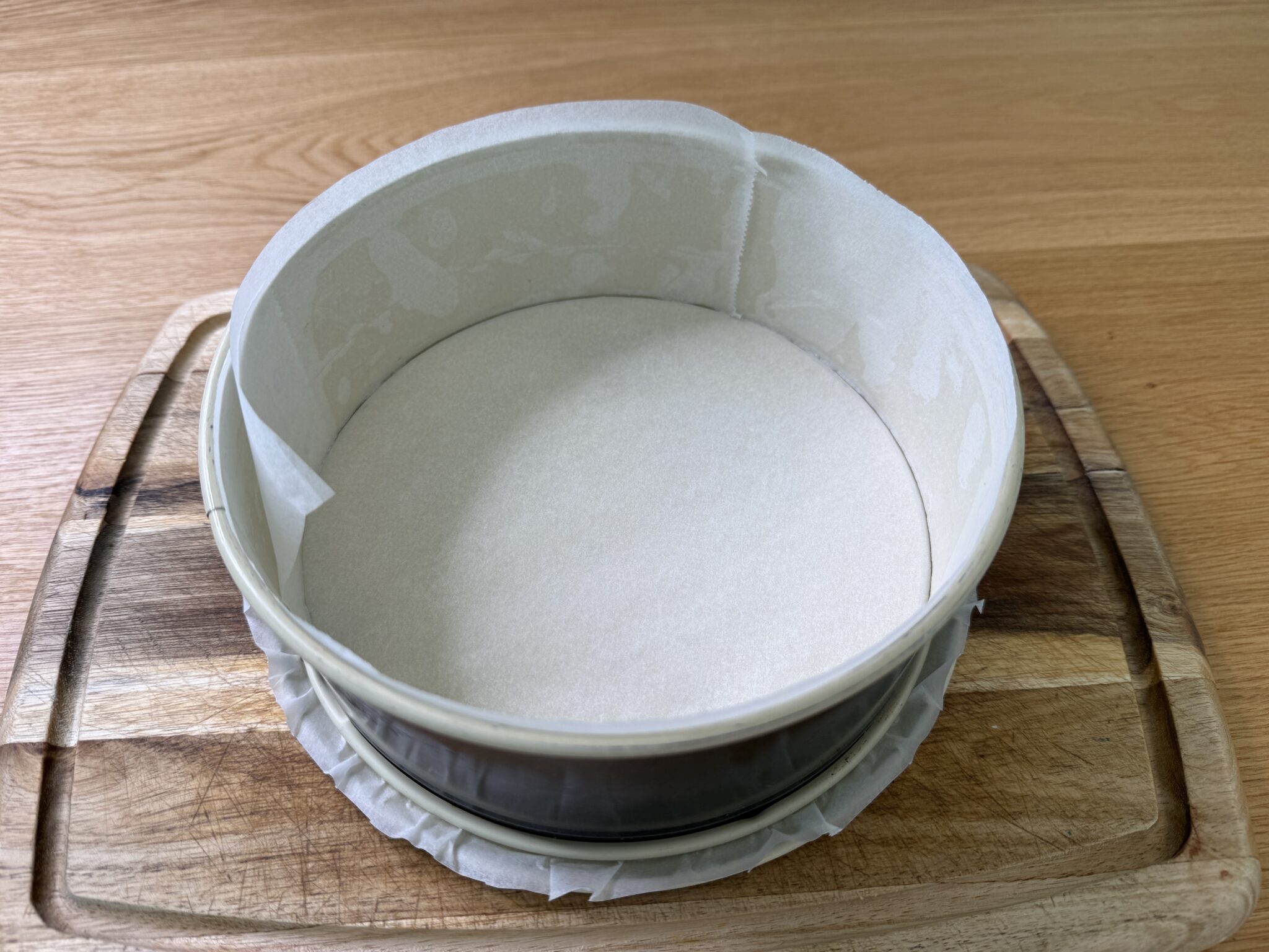 Kageform med bagepapir i bund og siden.