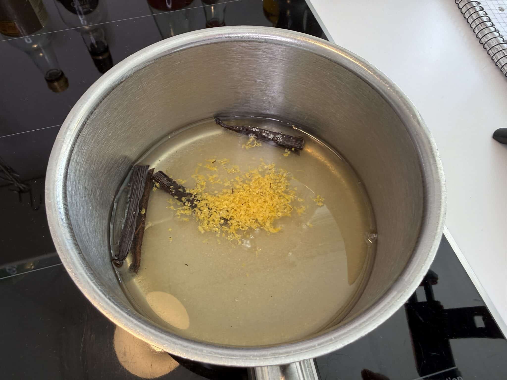 Vand, sukker, citron og vanilje til blåbærsauce