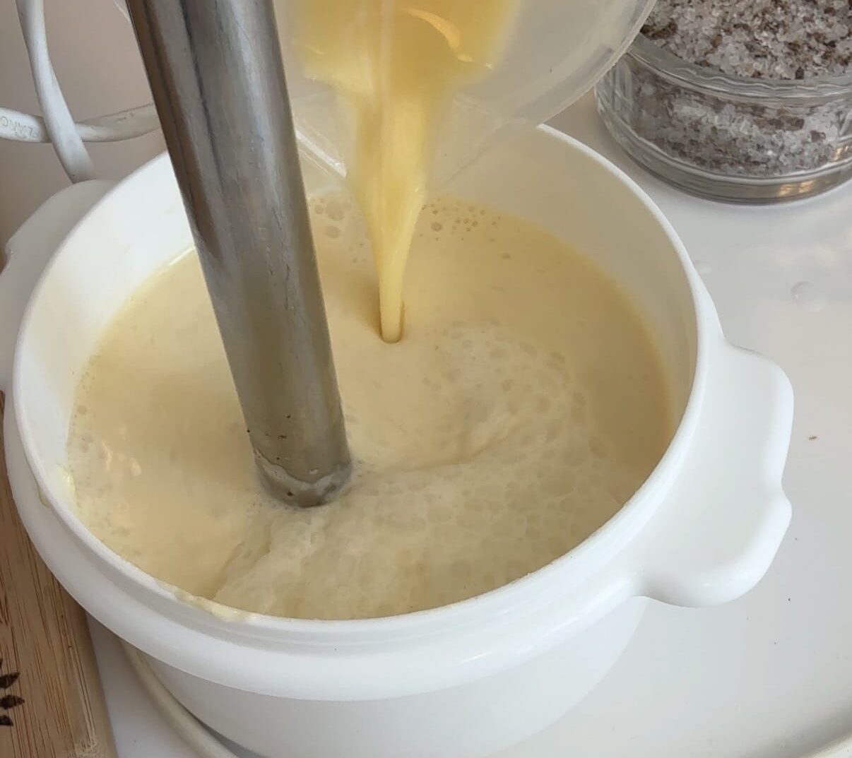 Fløde, mel og æg som blendes med en stavblender