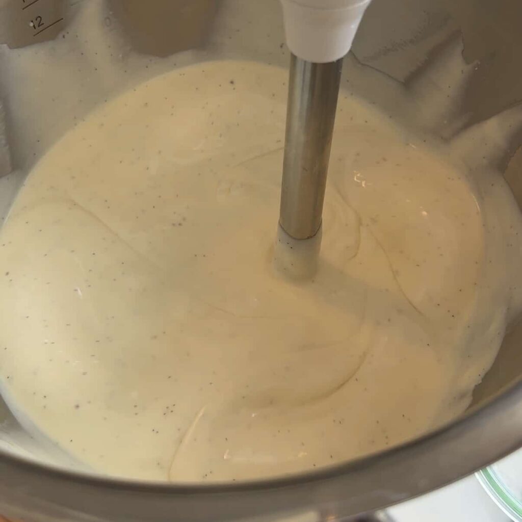 Osteblandingen som blendes med en stavblender
