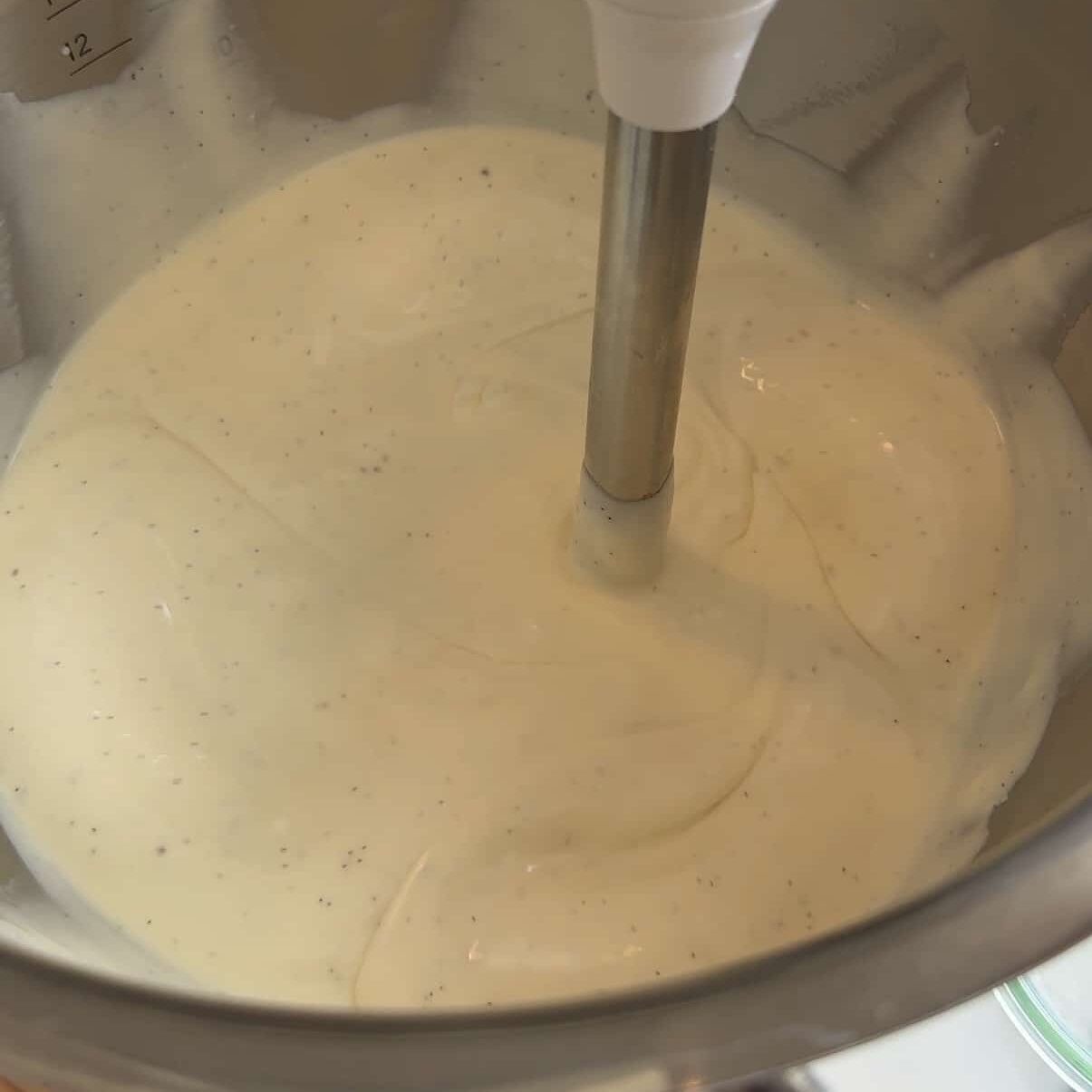 Osteblandingen som blendes med en stavblender