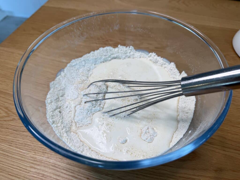 Mel, bagepulver, sukker og mælk i en skål