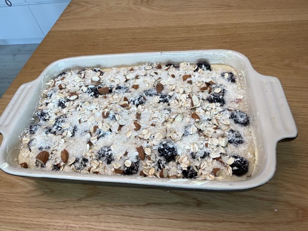 Ildfast fad med brombær og crumbledej