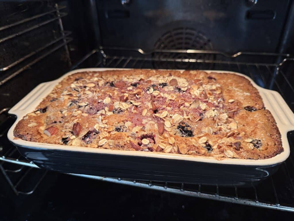 Bagt brombærcrumble i oven