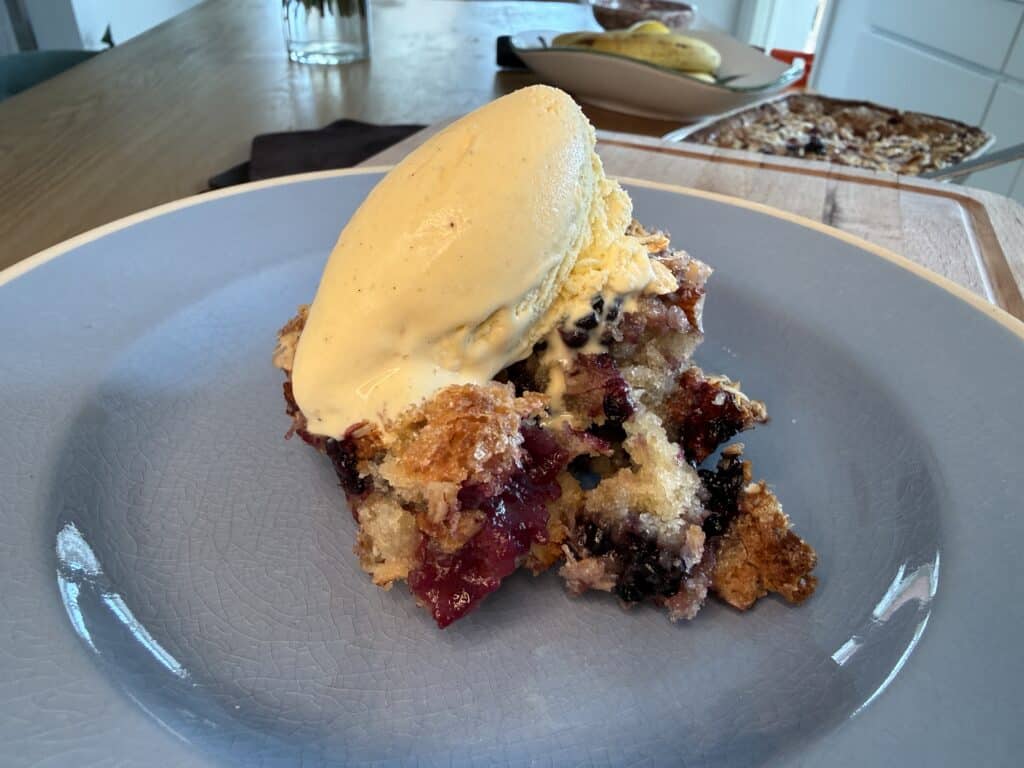 Brombærcrumble med kokos, havregryn, nødder og frisk vaniljeis