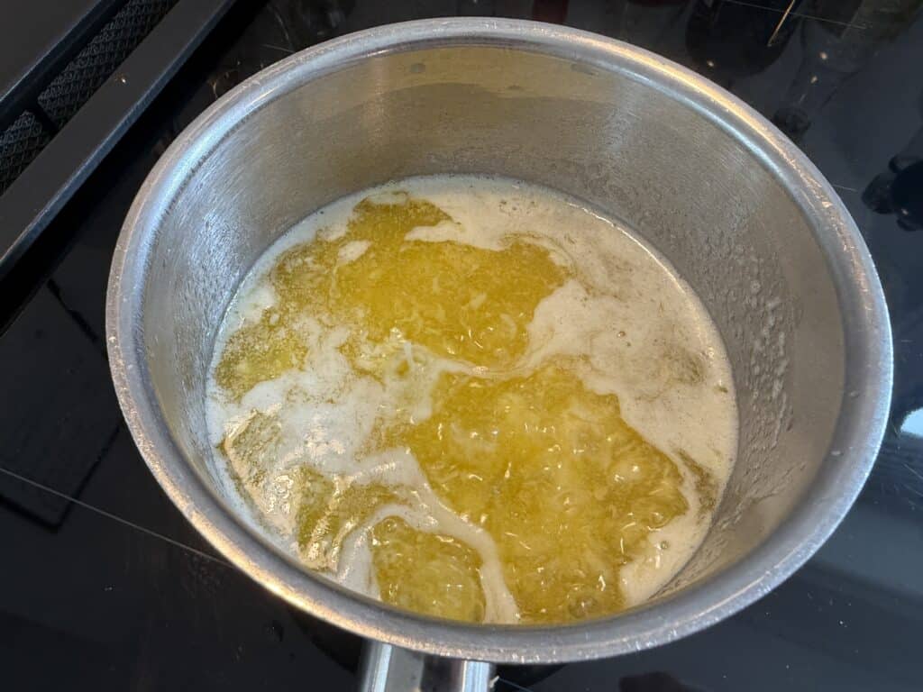 Smelted smør i en gryde