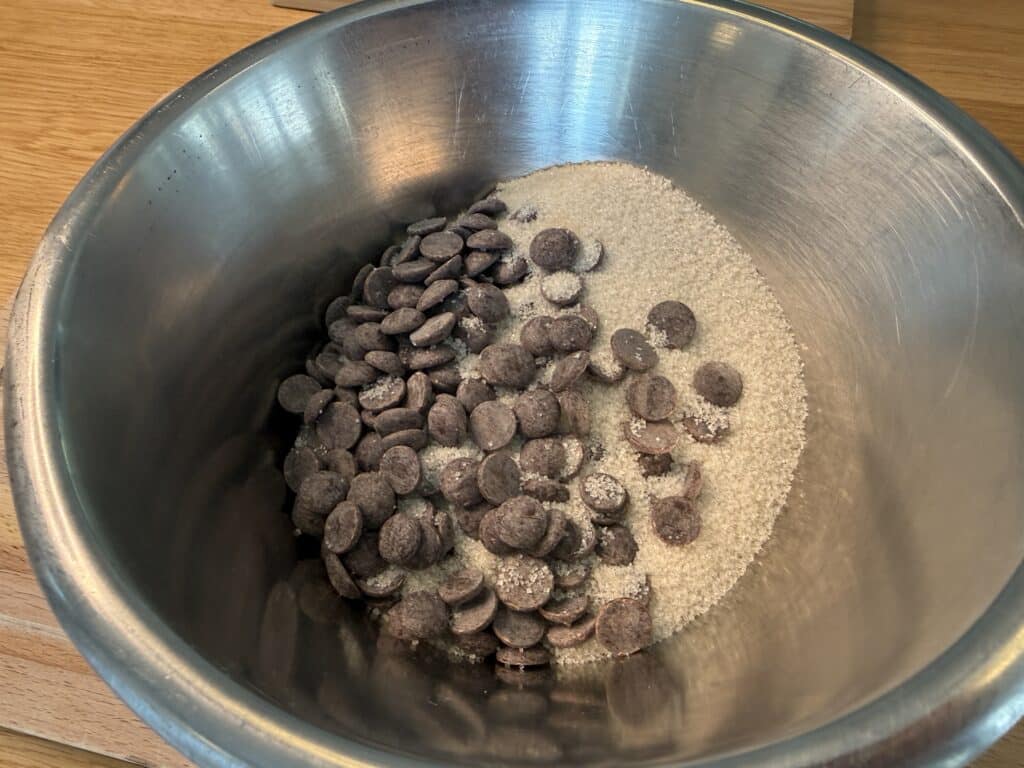 Chokoladeknapper og sukker i en skål