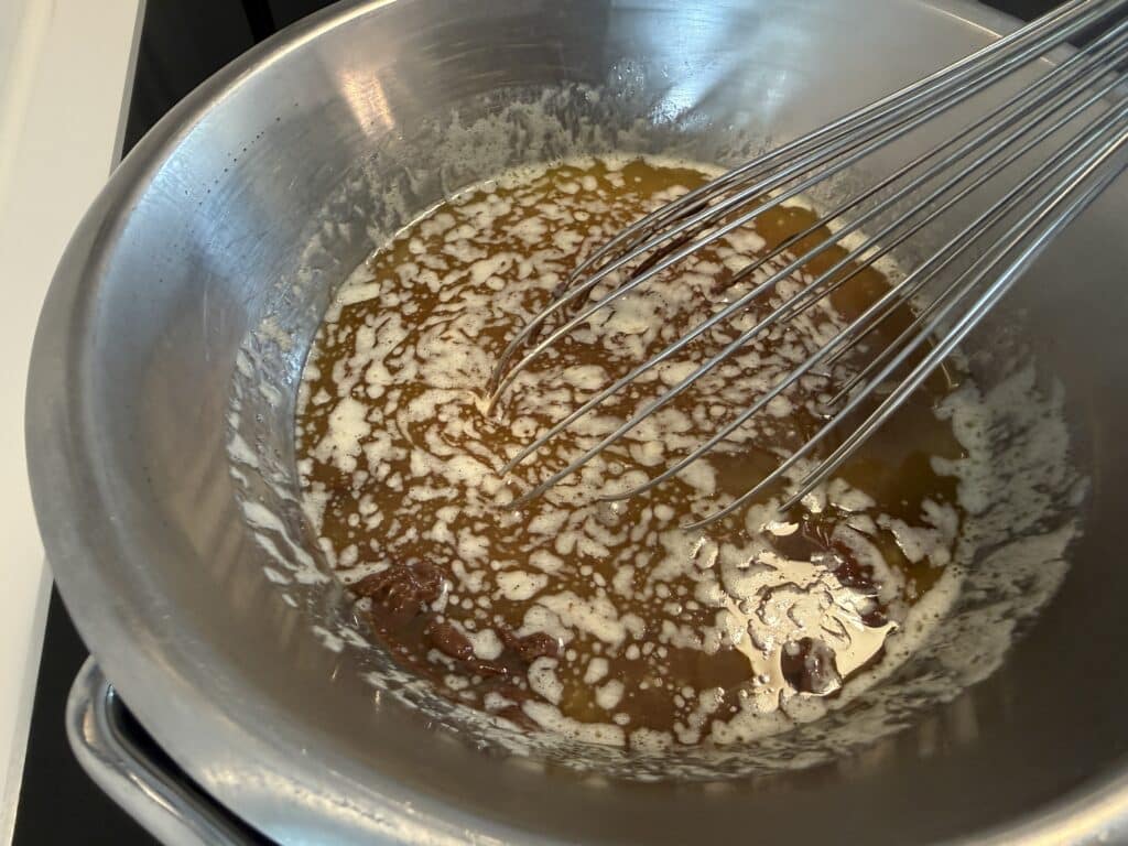 smør, chokolade og sukker smeltes