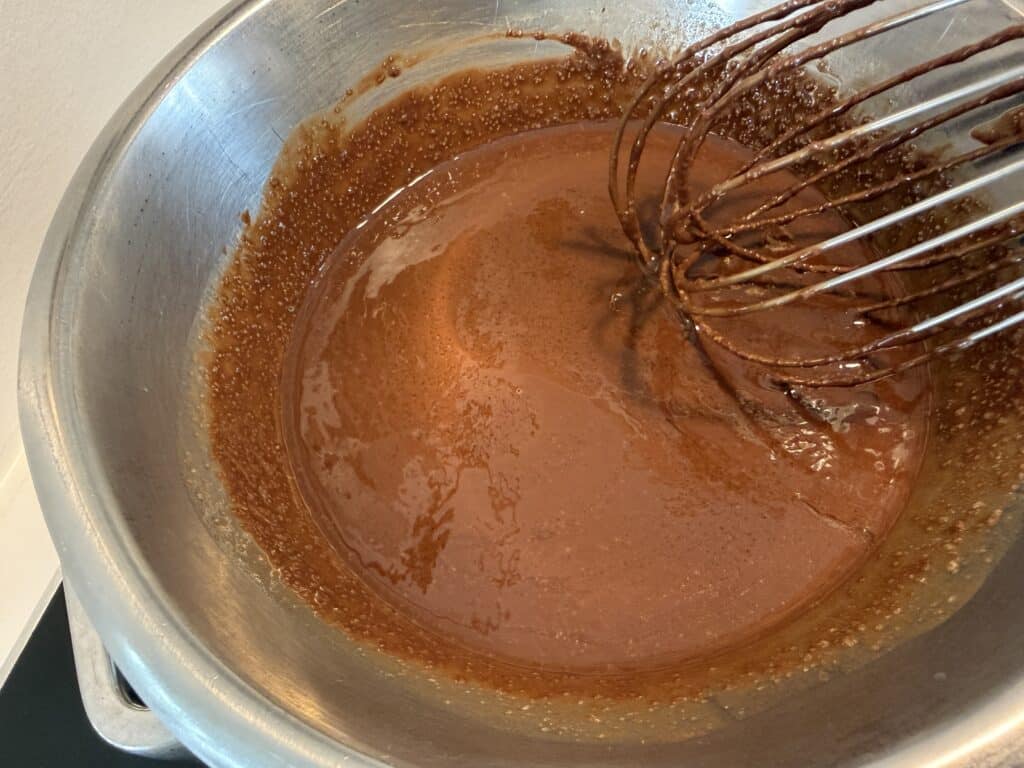 smeltet chokolade, smør og sukker masse