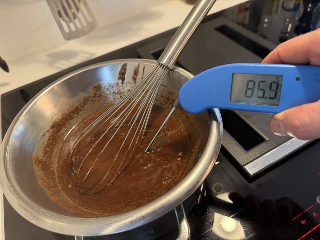 mål temperatur (smeltet chokolade, smør, sukker masse)