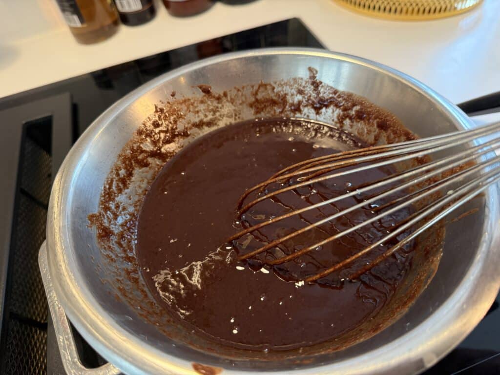 Smelted chokolade, sukker og smør