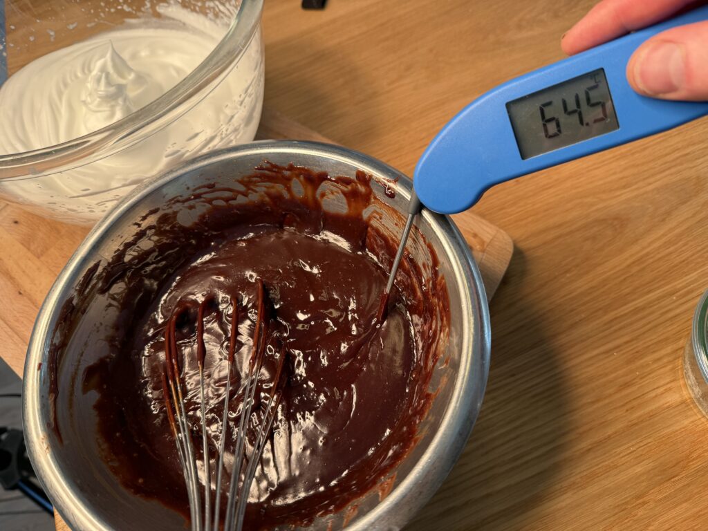 en fjerdedel af marengsmassen skal piskes i den lune chokolademasse