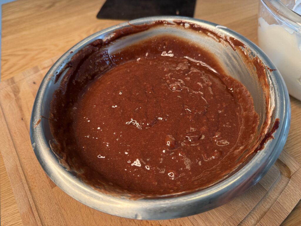 sammenpisket masse (1/4 marengs+chokolademassen)