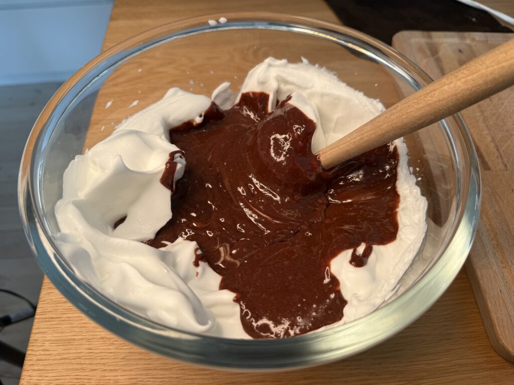 den resterende marengsmasse vendes med chokolademassen