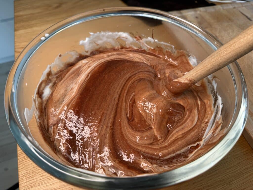 den resterende marengsmasse vendes med chokolademassen
