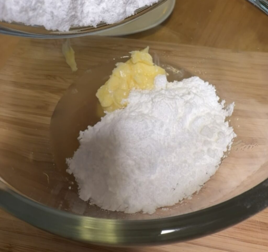 Citronreduktion, æggehvider, smør og flormelis i en skål
