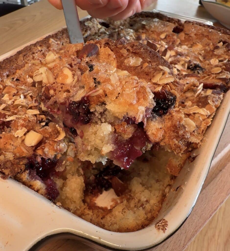 Brombær crumblekage med nødder, kokos og havregryn