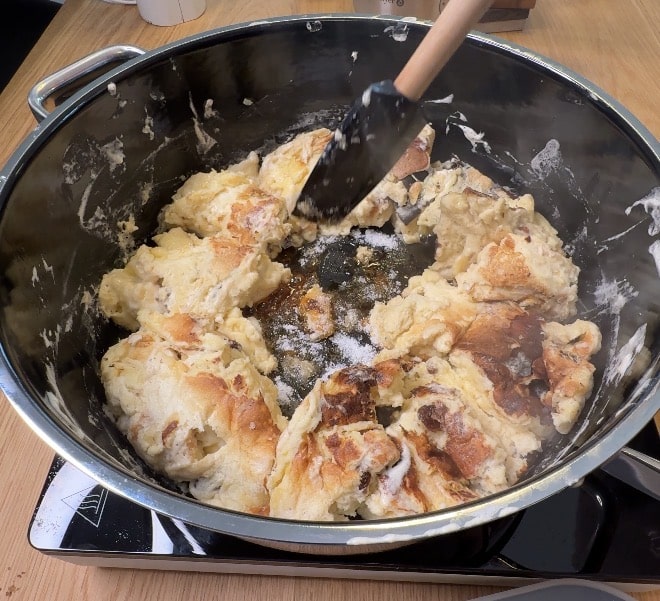 Kaiseschmarrn stegt f&aelig;rdig