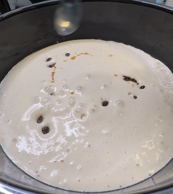 Romrosiner fordeles p&aring; dej til kaiserschmarrn.