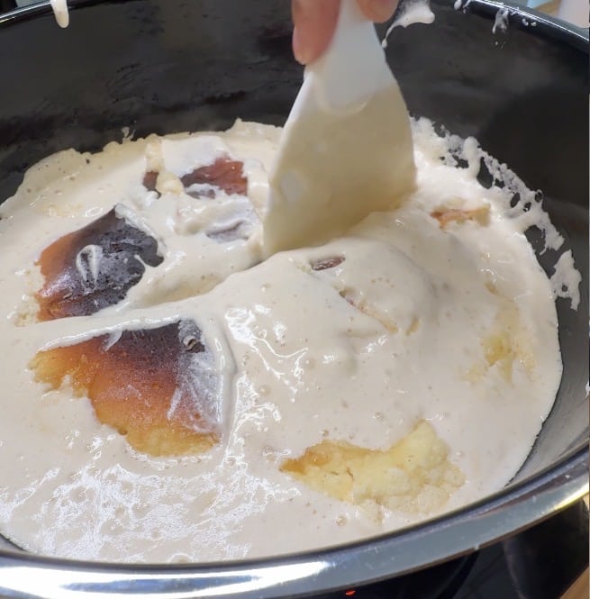 Kaiserschmarrn vendes med en skraber