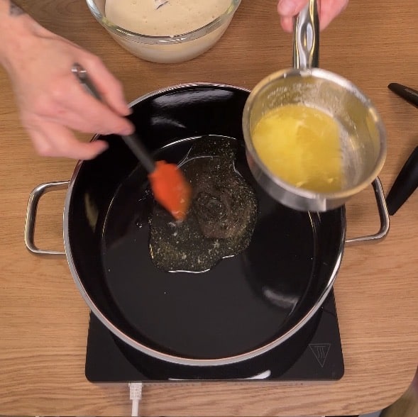 Gryde til Kaiserschmarrn pensles med sm&oslash;r