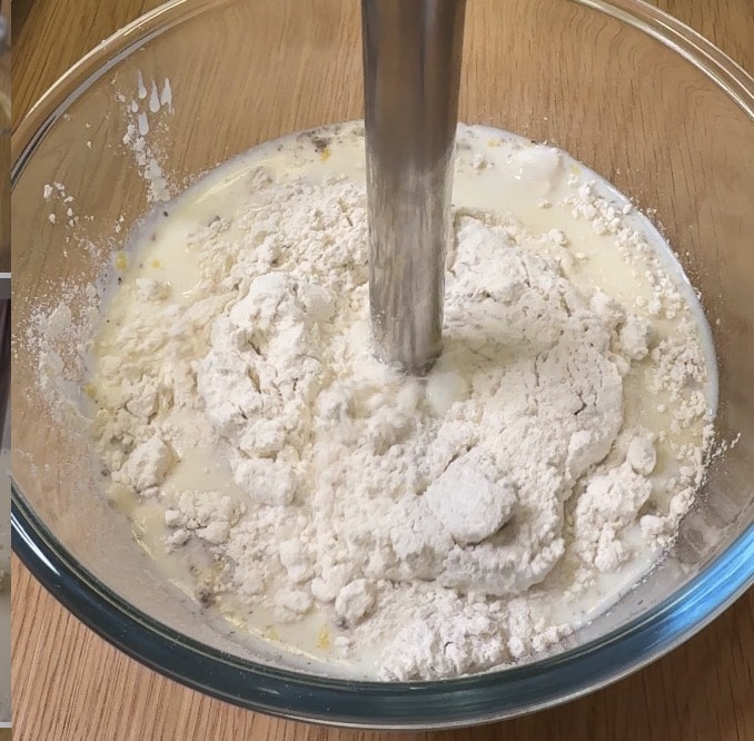 &AElig;ggeblommer, vaniljesukker, citronskal, m&aelig;lk og mel i en sk&aring;l