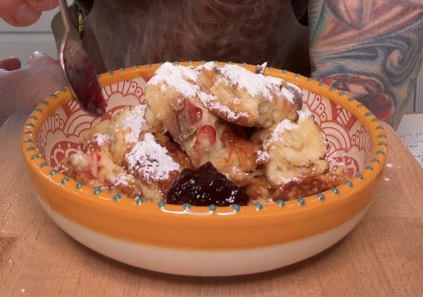 Kaiserschmarrn serveret med marmelade og flormelis